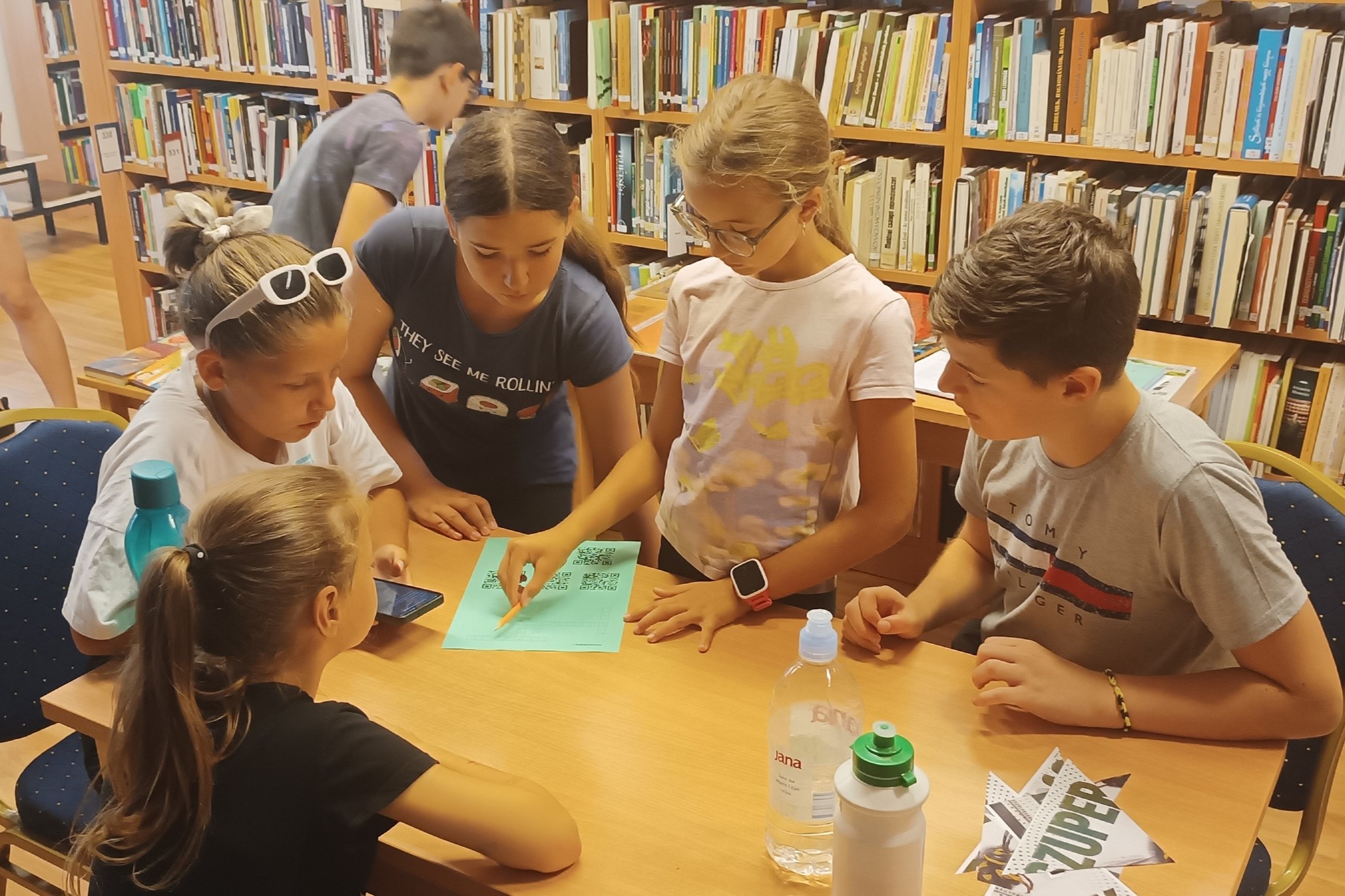 Sporttáboros gyerekek a könyvtárban – QR-kódos kaland